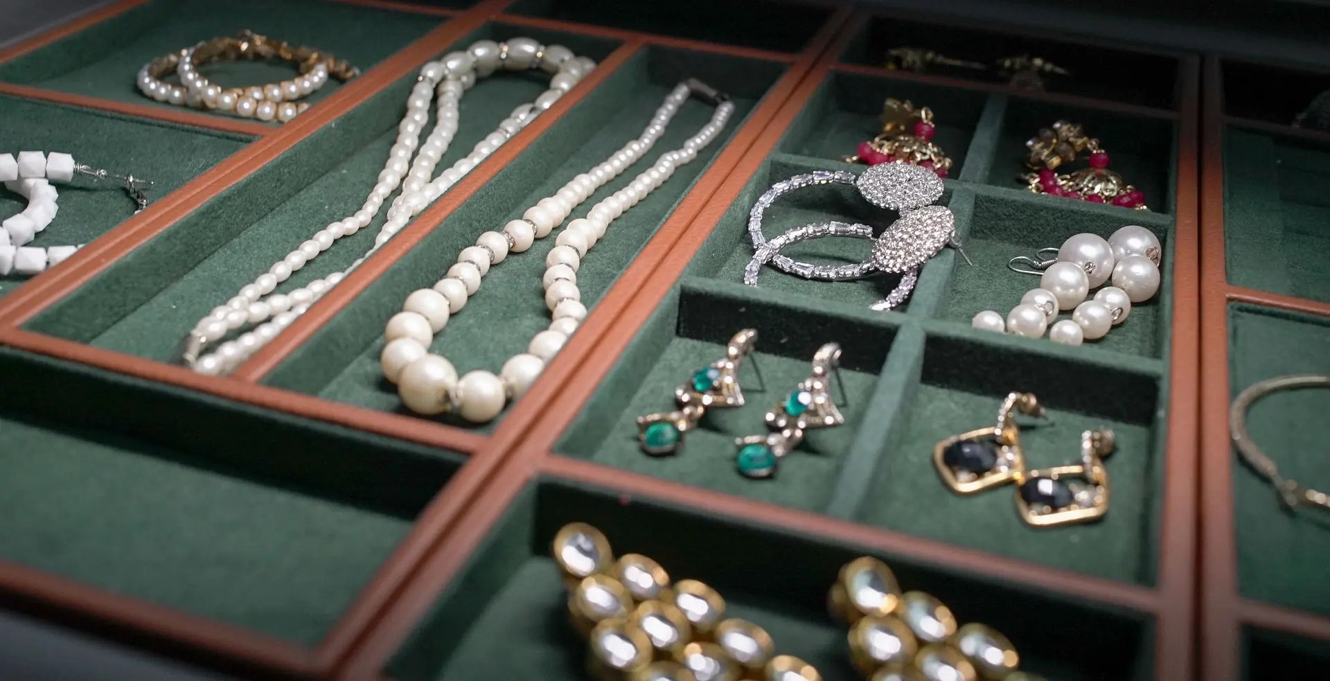 DUBAI Pull-Out Jewelry Organizer With Hidden Tray